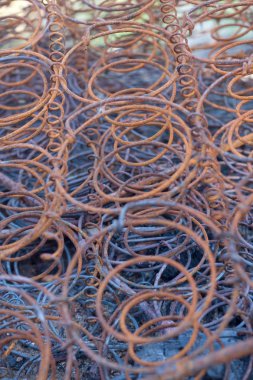 arka plan - paslı eski bir yatak yayları yanmış.