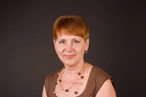 Portrait Une Femme Âge Moyen Souriante Vêtue Chemisier Brun Décolleté Images De Stock Libres De Droits