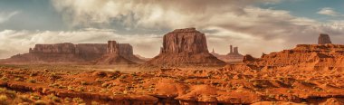 Anıt Vadisi 'nin manzarası. Panoramik manzara. Navajo kabile parkı, ABD.