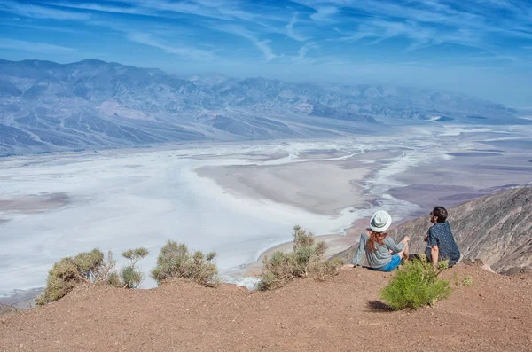 Toeristische Paar Genieten Van Woestijn Landschap Weergave Van Badwater Death — Stockfoto