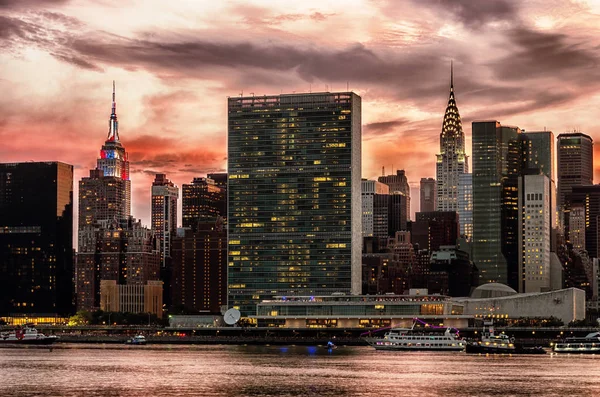 Skyline Van Manhattan Bij Nacht Met Reflecties Wolkenkrabbers Van New — Stockfoto