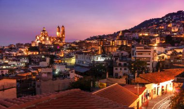 Mexico 'daki gece manzaralı Taxco şehri.