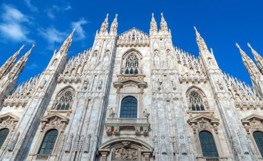 Katedral Duomo di Milano üzerinde meydanı Piazza Duomo parlak mavi gökyüzü, Milan, İtalya.