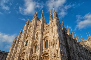 Katedral Duomo di Milano üzerinde meydanı Piazza Duomo parlak mavi gökyüzü, Milan, İtalya.