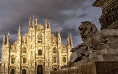 Katedral Duomo di Milano meydanı Piazza Duomo geceleri, Milan, İtalya.