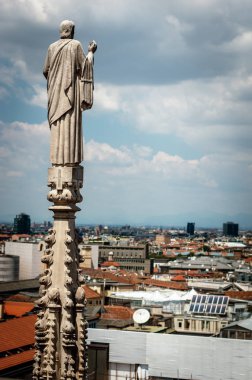 Dış dekorasyon heykelleri Milan Katedrali (Duomo di Milano), Büyükşehir Katedrali-Bazilikası Saint Mary İsa'nın doğuşu. Arieal görünümü. İtalya