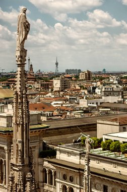 Dış dekorasyon heykelleri Milan Katedrali (Duomo di Milano), Büyükşehir Katedrali-Bazilikası Saint Mary İsa'nın doğuşu. Arieal görünümü. İtalya