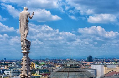 Dış dekorasyon heykelleri Milan Katedrali (Duomo di Milano), Büyükşehir Katedrali-Bazilikası Saint Mary İsa'nın doğuşu. Arieal görünümü. İtalya