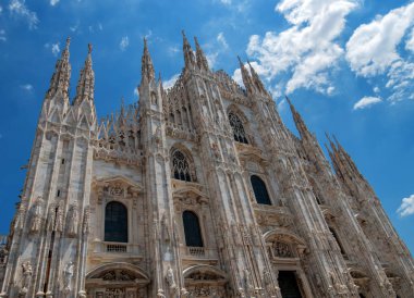 Katedral Duomo di Milano üzerinde meydanı Piazza Duomo parlak mavi gökyüzü, Milan, İtalya.