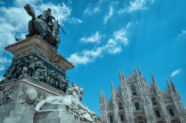 Katedral Duomo di Milano üzerinde meydanı Piazza Duomo parlak mavi gökyüzü, Milan, İtalya.