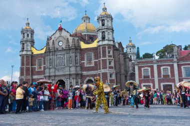 Mexico City, Mexico - 10 Aralık 2016: Guadalupe Bakire Festivali, Guadalupe Hanımefendisi Bazilikası 'nın meydanında onun onuruna bir ayin düzenlendi.
