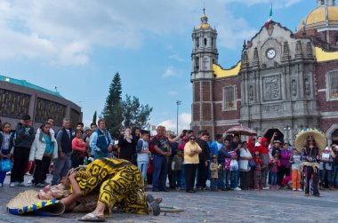 Mexico City, Mexico - 10 Aralık 2016: Guadalupe Bakire Festivali, Guadalupe Hanımefendisi Bazilikası 'nın meydanında onun onuruna bir ayin düzenlendi.