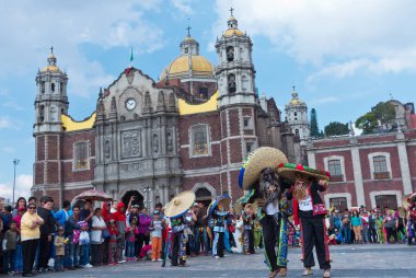 Mexico City, Mexico - 10 Aralık 2016: Guadalupe Bakire Festivali, Guadalupe Hanımefendisi Bazilikası 'nın meydanında onun onuruna bir ayin düzenlendi.