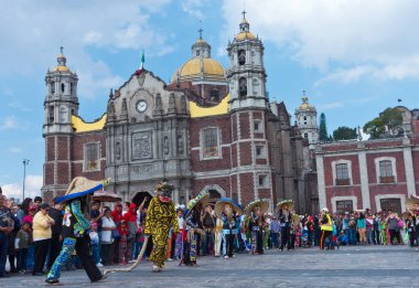 Mexico City, Mexico - 10 Aralık 2016: Guadalupe Bakire Festivali, Guadalupe Hanımefendisi Bazilikası 'nın meydanında onun onuruna bir ayin düzenlendi.
