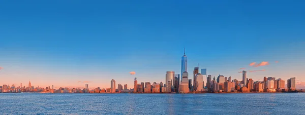 在日落时 纽约市曼哈顿天际线全景 — 图库照片