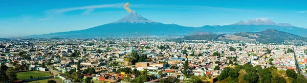 Popocatepetl yanardağ patlama kasabanın Puebla, Meksika, panoramik görünüm üzerinde