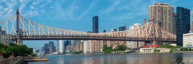 Queensboro Bridge ve Manhattan şehir, New York. Panoramik görünüm