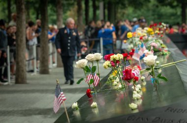 New York City, Amerika Birleşik Devletleri - 11 Eylül 2018: Patriot gün, ulusal gün dua ve terörist saldırılar kurbanları için anma sırasında 9/11 Anıtı 