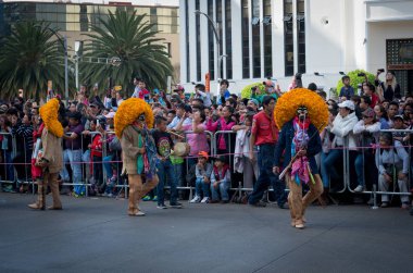 Mexico City, Meksika - 29 Ekim 2016: Müzisyenler of Dead gün üzerinde yürüme kostümleri Zocalo'da geçit töreni