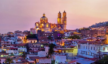 Gün batımında Taxco'da şehir Meksika Panoraması