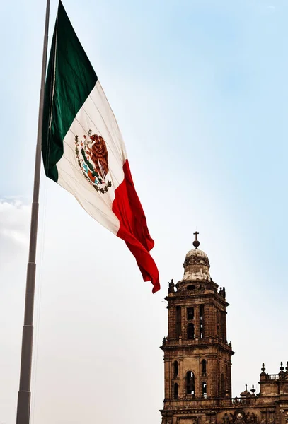 メキシコ メキシコ市のソカロ広場に大きなメキシコの旗 — ストック写真