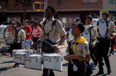 New York City - 16 Eylül 2018: Afro-Amerikan Günü yürüyüşü Harlem, müzisyenler