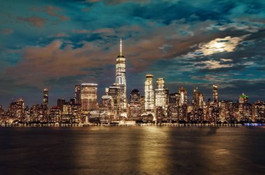 New York'ta gece dolunay üzerinde Manhattan manzarası, ABD