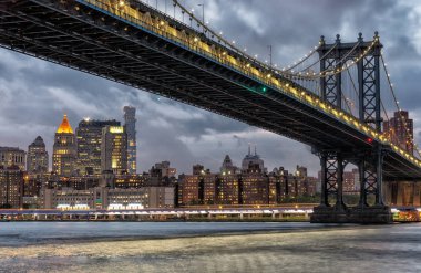 Geceleri Manhattan Köprüsü. New York Şehri manzarası