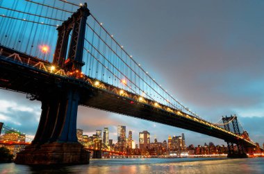 Geceleri Manhattan Köprüsü. New York Şehri manzarası