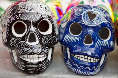 Renkli kafatasları, seramik ölüm sembolü pazarda, ölüm gününde, Meksika 'da