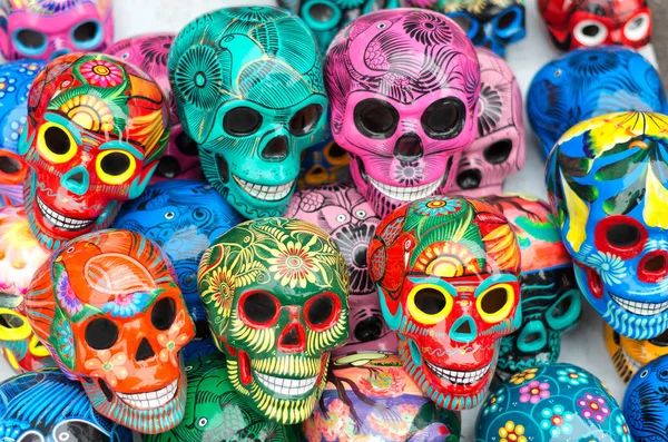 Calaveras Coloridas Decoradas Símbolo Muerte Cerámica Mercado Día Muertos México — Foto de Stock