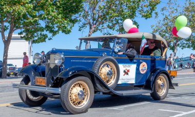 San Francisco, California - 7 Ekim 2018: 150 İtalyan miras Parade San Francisco, Retro araba