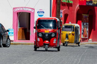 Mitla, Meksika - 22 Kasım, 2016: taksi tuk-tuk Street Mitla, Meksika