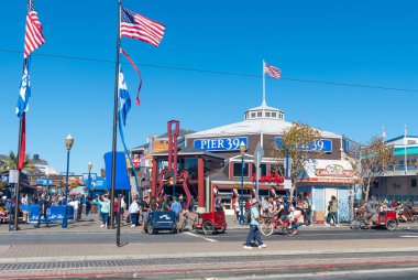 San Francisco, California, ABD - 7 Ekim 2018: İnsanlar kalabalık Pier 39 San Francisco