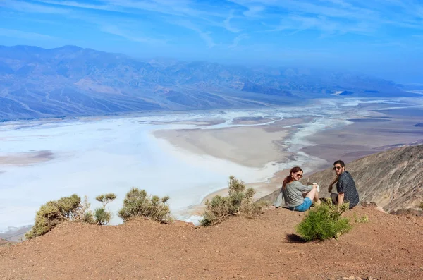 Pareja Disfrutando Vista Del Paisaje Desértico Badwater Death Valley National — Foto de Stock