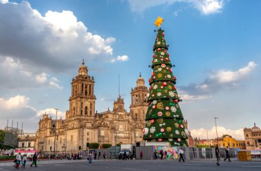 Mexico City, Meksika - 30 Kasım 2016: Büyükşehir Katedrali ve yılbaşı ağacı süsleri Zocalo, Mexico City