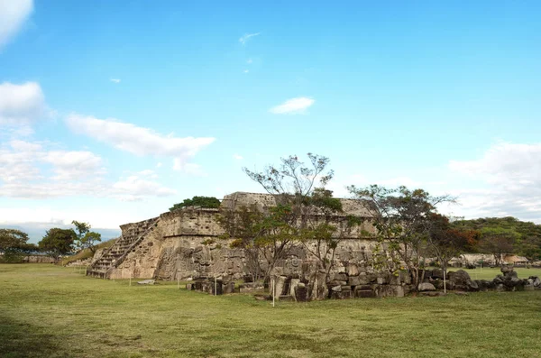 メキシコのソチカルコの考古学遺跡のコロンブス — ストック写真