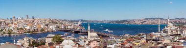 Istanbul, Türkiye - 21 Nisan 2016: Galata Köprüsü ve Yeni Cami Cami ile Istanbul 'un panoramik görüntü