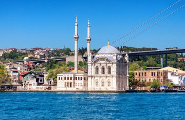 Istanbul, Türkiye - 22 Nisan 2016: Ortaköy Camii bir Boğaz'ın üzerindeki en popüler konumlar