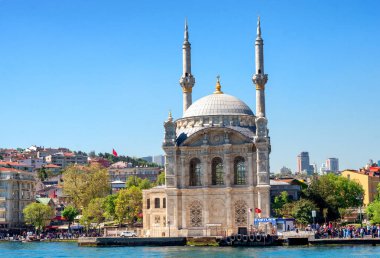 Istanbul, Türkiye - 22 Nisan 2016: Ortaköy Camii bir Boğaz'ın üzerindeki en popüler konumlar