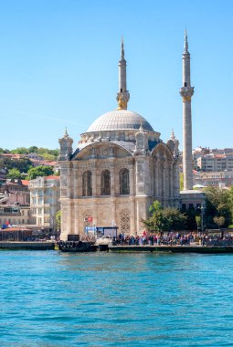 Istanbul, Türkiye - 22 Nisan 2016: Ortaköy Camii bir Boğaz'ın üzerindeki en popüler konumlar