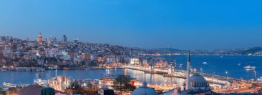 Istanbul, Türkiye - 22 Nisan 2016: Istanbul Galata Köprüsü ve Yeni Cami Cami panoramik görüntüsünü geceleri