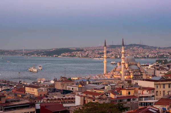 Istanbul günbatımı sırasında. Yeni Cami Cami. Türkiye