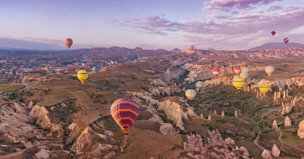 土耳其Goreme国家公园 Cappadocia 色彩斑斓的热气球飞越山景 — 图库照片