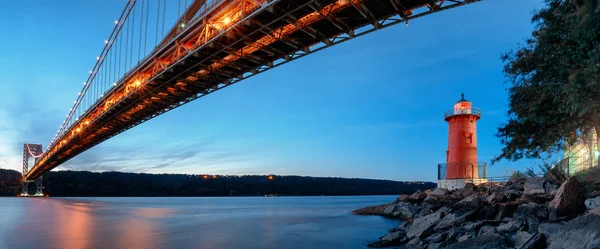 George Washington Bridge Red Little Lighthouse Officially Jeffrey Hook Light — стоковое фото