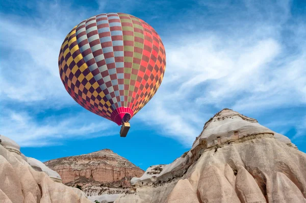 Färgglad Luftballong Över Bergslandskap Mot Blå Himmel Kappadokien Nationalparken Göreme — Stockfoto