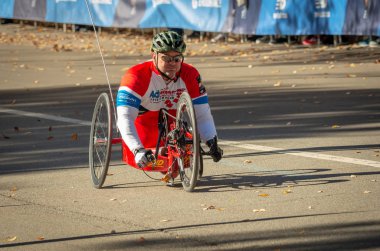 New York, ABD - 4 Kasım 2018: Tekerlekli sandalye bölünme katılımcıların yıllık New York City maraton sırasında