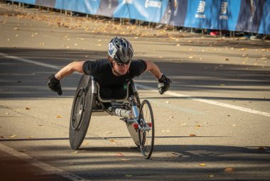 New York, ABD - 4 Kasım 2018: Tekerlekli sandalye bölünme katılımcıların yıllık New York City maraton sırasında
