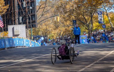 New York, ABD - 4 Kasım 2018: Tekerlekli sandalye bölünme katılımcıların yıllık New York City maraton sırasında