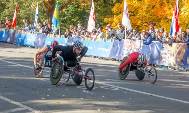 New York, ABD - 4 Kasım 2018: Tekerlekli sandalye bölünme katılımcıların yıllık New York City maraton sırasında